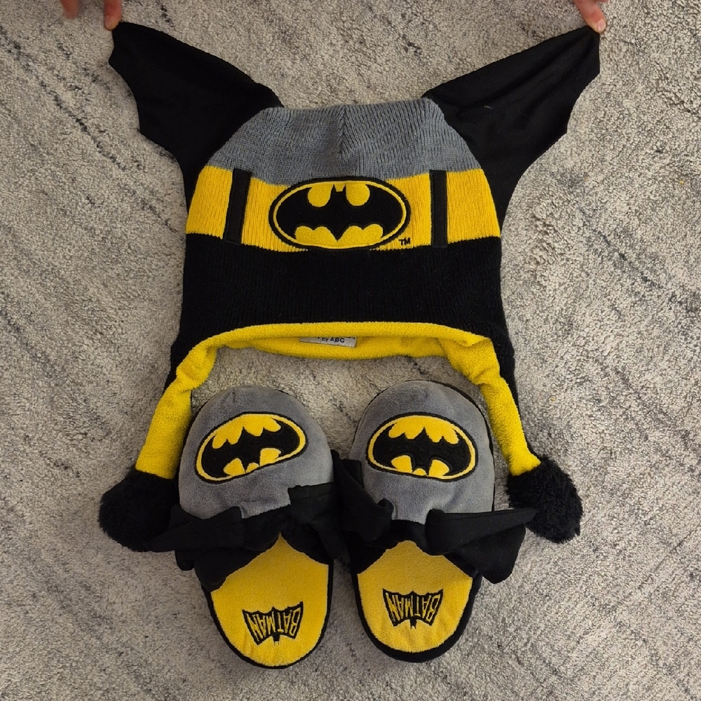 Kids Batman Animated Wings Hat and Slippers Set (Size Toddler 10-Youth 1)